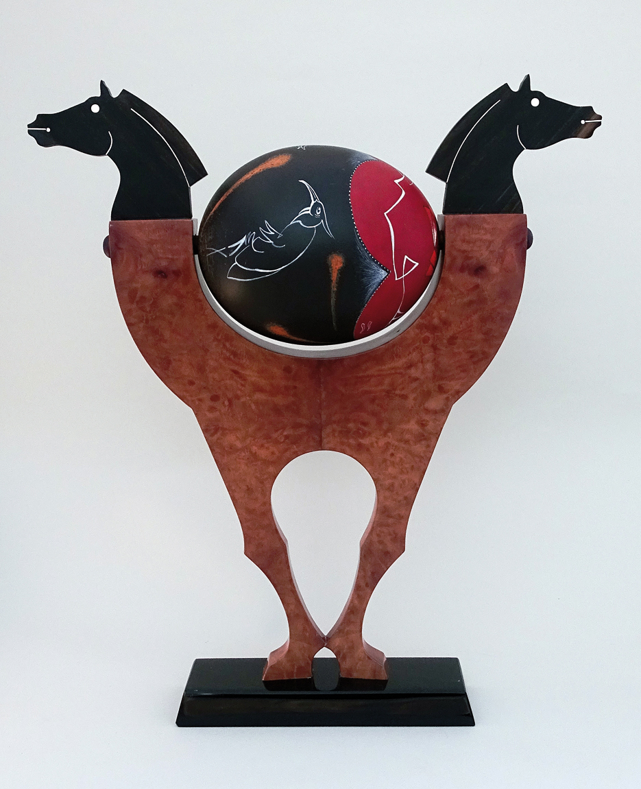 Mario Martín del Campo Caballo Bicéfalo Madera, huevo de avestruz y policromada 40 x 38 x 13.5 cm. 2017 